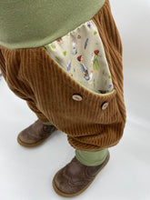 Lade das Bild in den Galerie-Viewer, Hose für Kinder und Babys Cord Hellbraun/Olive mit glückliche Hühner Taschen