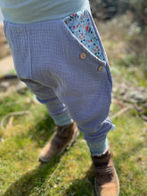 Lade das Bild in den Galerie-Viewer, MUSSELIN-HOSE Hellblau/Mint Blumenranke