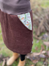 Lade das Bild in den Galerie-Viewer, Bio Cord Rock Damen Braun Waldpilze Steinpilze Taschen mit oder ohne Haarband