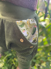 Lade das Bild in den Galerie-Viewer, CORDNICKY-H0SE CORD Khaki Gemüse Gurke Mais