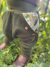 Lade das Bild in den Galerie-Viewer, CORDNICKY-H0SE CORD Khaki Gemüse Gurke Mais