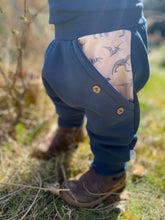 Lade das Bild in den Galerie-Viewer, SWEAT-HOSE BLAU Dinosaurier Mitwachsend