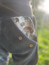 Lade das Bild in den Galerie-Viewer, CORDNICKY-H0SE Grau Waldtiere Fuchs Dachs Reh