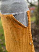 Lade das Bild in den Galerie-Viewer, Bio Cord Rock Damen Senfgelb/Grau Taschen mit oder ohne Haarband