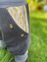Lade das Bild in den Galerie-Viewer, CORDNICKY-H0SE CORD Grau Fächer Muster Senf