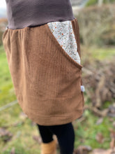 Lade das Bild in den Galerie-Viewer, Bio Cord Rock Damen Hellbraun/Braun Blümchen Taschen mit oder ohne Haarband