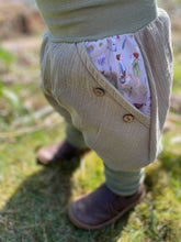 Lade das Bild in den Galerie-Viewer, MUSSELIN-HOSE Salbei Frühlingselfen