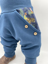 Lade das Bild in den Galerie-Viewer, SWEAT-HOSE BLAU WUNDERWALD BÄR DACHS