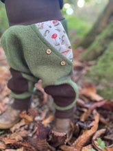 Lade das Bild in den Galerie-Viewer, WOLLWALK-HOSE Khaki/Braun Zauber Pilz Zwerg Taschen Kniepatches