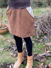 Lade das Bild in den Galerie-Viewer, Bio Cord Rock Damen Hellbraun/Braun Blümchen Taschen mit oder ohne Haarband