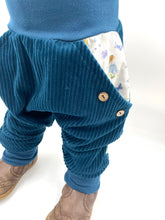 Lade das Bild in den Galerie-Viewer, Hose für Kinder und Babys Cord Meeresblau mit Wiesenelfen Taschen
