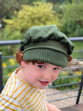 Lade das Bild in den Galerie-Viewer, Michel Mütze Ballonmütze Cord Waldgrün