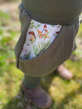 Lade das Bild in den Galerie-Viewer, MUSSELIN-HOSE Khaki Waldpilze