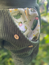 Lade das Bild in den Galerie-Viewer, CORDNICKY-H0SE CORD Khaki Gemüse Gurke Mais