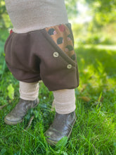 Lade das Bild in den Galerie-Viewer, BIO SOFT SWEAT HOSE Braun/gestreift Igel Taschen Mitwachsend