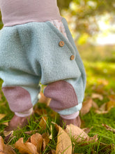 Lade das Bild in den Galerie-Viewer, WOLLWALK-HOSE Mint/Grau Eisbär Pinguin Robbe Taschen Kniepatches