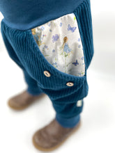 Lade das Bild in den Galerie-Viewer, Hose für Kinder und Babys Cord Meeresblau mit Wiesenelfen Taschen