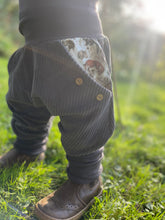 Lade das Bild in den Galerie-Viewer, CORDNICKY-H0SE Grau Waldtiere Fuchs Dachs Reh