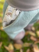 Lade das Bild in den Galerie-Viewer, WOLLWALK-HOSE Mint/Grau Eisbär Pinguin Robbe Taschen Kniepatches