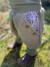 Lade das Bild in den Galerie-Viewer, MUSSELIN-HOSE Salbei Frühlingselfen