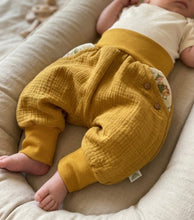 Lade das Bild in den Galerie-Viewer, Hose für Kinder und Babys Musselin Senfgelb mit Giesbert im Blumengarten Taschen