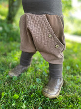 Lade das Bild in den Galerie-Viewer, Fischgräthose Bio Jacquard Sweat Hose Hellbraun/Braun Uni Taschen Mitwachshose
