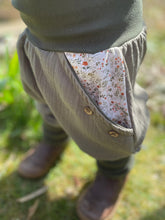 Lade das Bild in den Galerie-Viewer, MUSSELIN-HOSE Olive Blumen