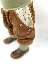 Lade das Bild in den Galerie-Viewer, Hose für Kinder und Babys Cord Hellbraun/Olive mit glückliche Hühner Taschen