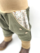 Lade das Bild in den Galerie-Viewer, Hose für Kinder und Babys Cord Khaki mit Blümchen Taschen