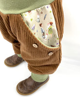 Lade das Bild in den Galerie-Viewer, CORDNICKY-HOSE Hellbraun/Olive glückliche Hühner