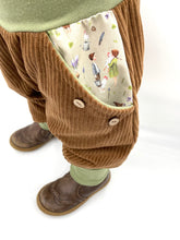 Lade das Bild in den Galerie-Viewer, Hose für Kinder und Babys Cord Hellbraun/Olive mit glückliche Hühner Taschen
