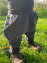 Lade das Bild in den Galerie-Viewer, CORDNICKY-H0SE Grau Waldtiere Fuchs Dachs Reh