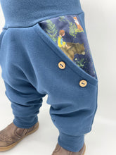 Lade das Bild in den Galerie-Viewer, SWEAT-HOSE BLAU WUNDERWALD BÄR DACHS