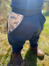 Lade das Bild in den Galerie-Viewer, SWEAT-HOSE BLAU Dinosaurier Mitwachsend