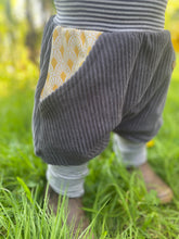 Lade das Bild in den Galerie-Viewer, CORDNICKY-H0SE CORD Grau Fächer Muster Senf