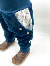 Lade das Bild in den Galerie-Viewer, Hose für Kinder und Babys Cord Meeresblau mit Wiesenelfen Taschen