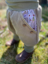 Lade das Bild in den Galerie-Viewer, MUSSELIN-HOSE Salbei Frühlingselfen