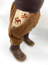 Lade das Bild in den Galerie-Viewer, Hose für Kinder und Babys Cord Hellbraun/Braun mit Rehfamilie Taschen