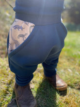 Lade das Bild in den Galerie-Viewer, SWEAT-HOSE BLAU Dinosaurier Mitwachsend