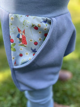 Lade das Bild in den Galerie-Viewer, BIO SOFT SWEAT HOSE Jeansblau Pippa und Pelle Taschen Mitwachsend