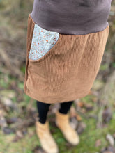 Lade das Bild in den Galerie-Viewer, Bio Cord Rock Damen Hellbraun/Braun Blümchen Taschen mit oder ohne Haarband