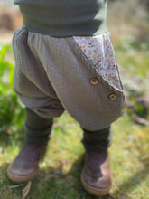 Lade das Bild in den Galerie-Viewer, MUSSELIN-HOSE Olive Blumen