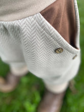 Lade das Bild in den Galerie-Viewer, Fischgräthose Bio Jacquard Sweat Hose Beige Hellbraun Uni Taschen Mitwachshose