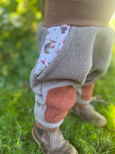 Lade das Bild in den Galerie-Viewer, WOLLWALK-HOSE Grau/Braun Brombeerzwerg Taschen Kniepatches