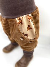 Lade das Bild in den Galerie-Viewer, Hose für Kinder und Babys Cord Hellbraun/Braun mit Rehfamilie Taschen