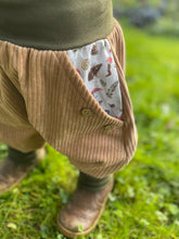 Lade das Bild in den Galerie-Viewer, CORDNICKY-H0SE Haselnuss/Khaki Zwerg Pilz Fuchs