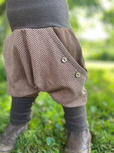 Lade das Bild in den Galerie-Viewer, Fischgräthose Bio Jacquard Sweat Hose Hellbraun/Braun Uni Taschen Mitwachshose