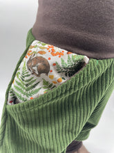Lade das Bild in den Galerie-Viewer, Hose für Kinder und Babys Cord Waldgrün mit schlafende Tierkinder Taschen