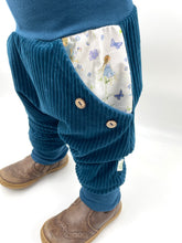 Lade das Bild in den Galerie-Viewer, Hose für Kinder und Babys Cord Meeresblau mit Wiesenelfen Taschen