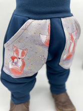 Lade das Bild in den Galerie-Viewer, SWEAT-HOSE BLAU FUCHS UND WICHTEL